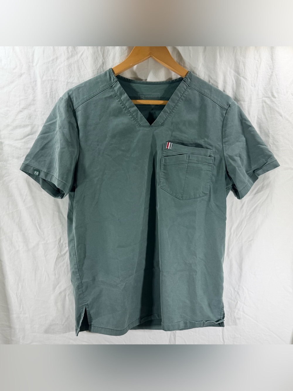 The Mediclo Scrub Set in Sage Green is a unisex medical scrub set.